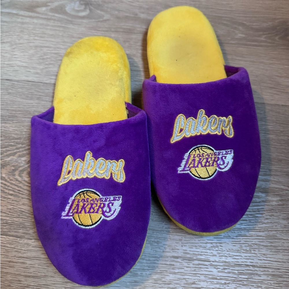 Fanatics (FOCO) Lakers Comfy Slippers Slides Size Large (Womens 9/10)